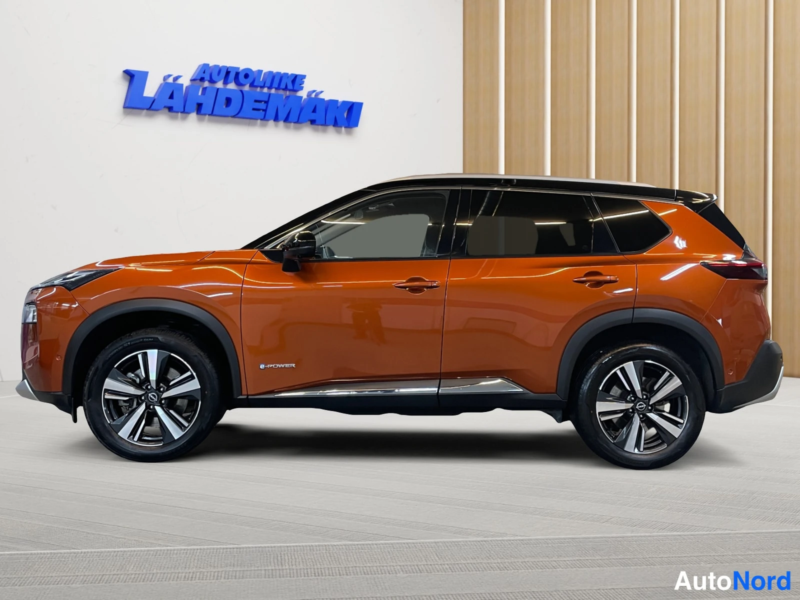 Oranssi Nissan X-Trail 2023, sivulta, kuva 4