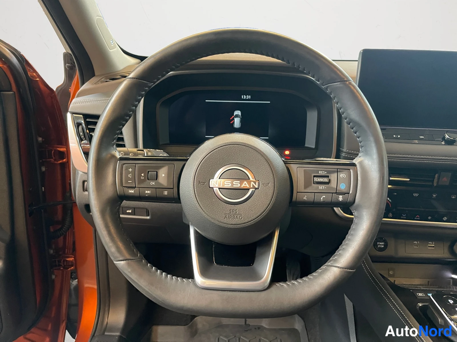 Oranssi Nissan X-Trail 2023, ohjaamo, kuva 10