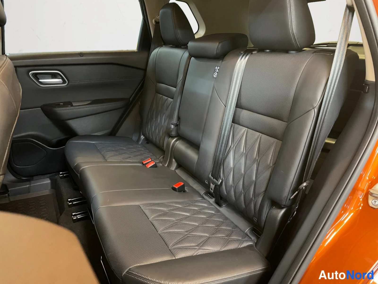 Oranssi Nissan X-Trail 2023, takaistuimet, kuva 13