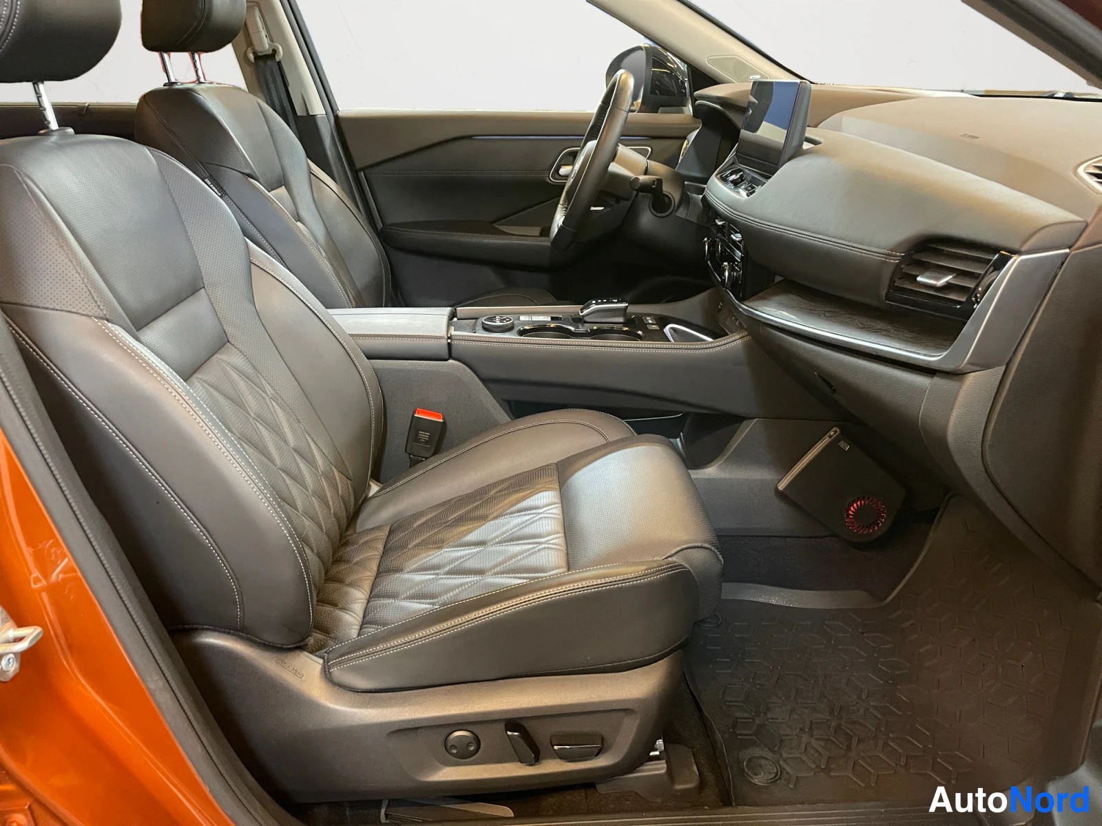 Oranssi Nissan X-Trail 2023, etuistuimet, kuva 12