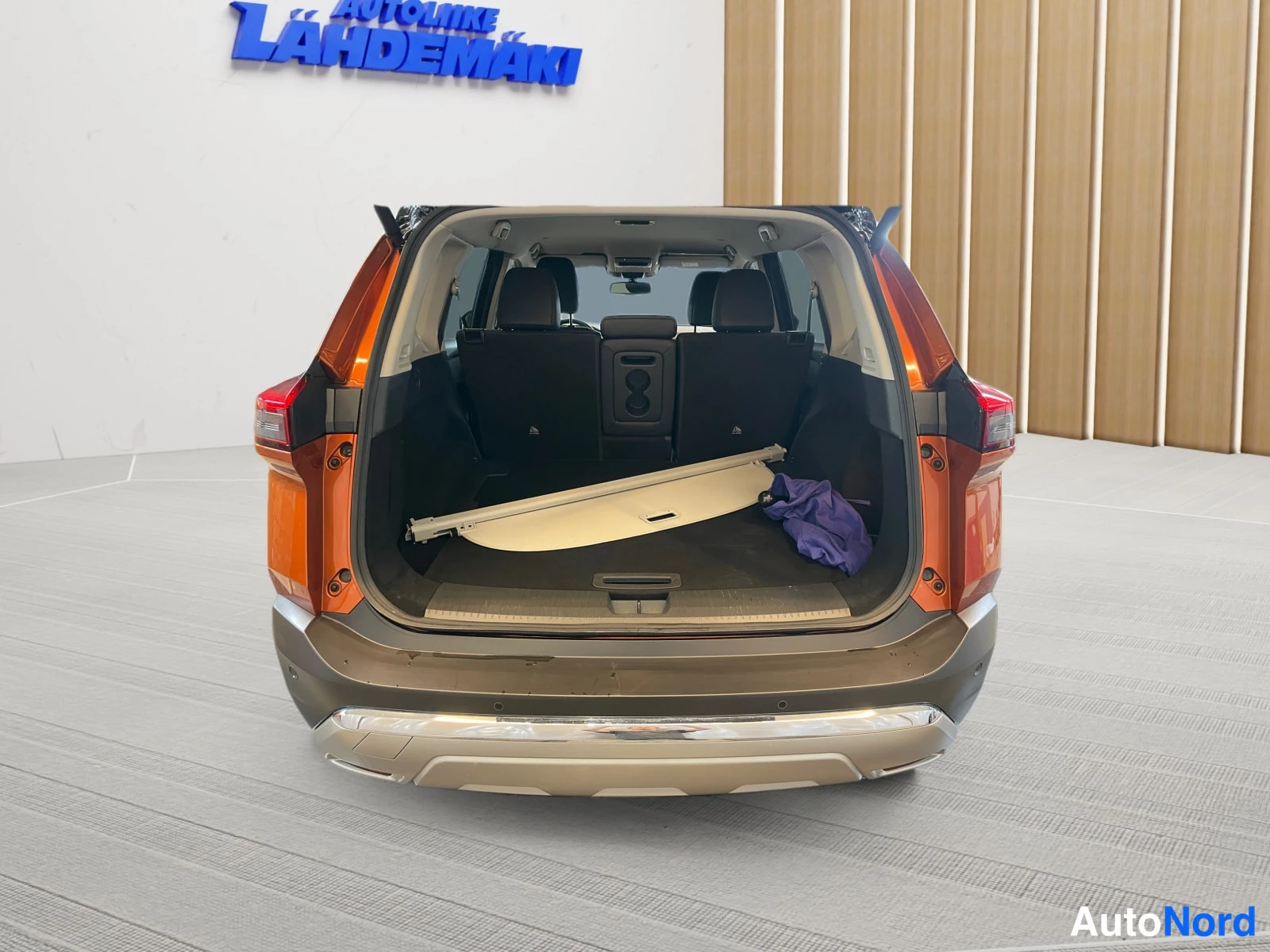 Oranssi Nissan X-Trail 2023, tavaratila, kuva 15