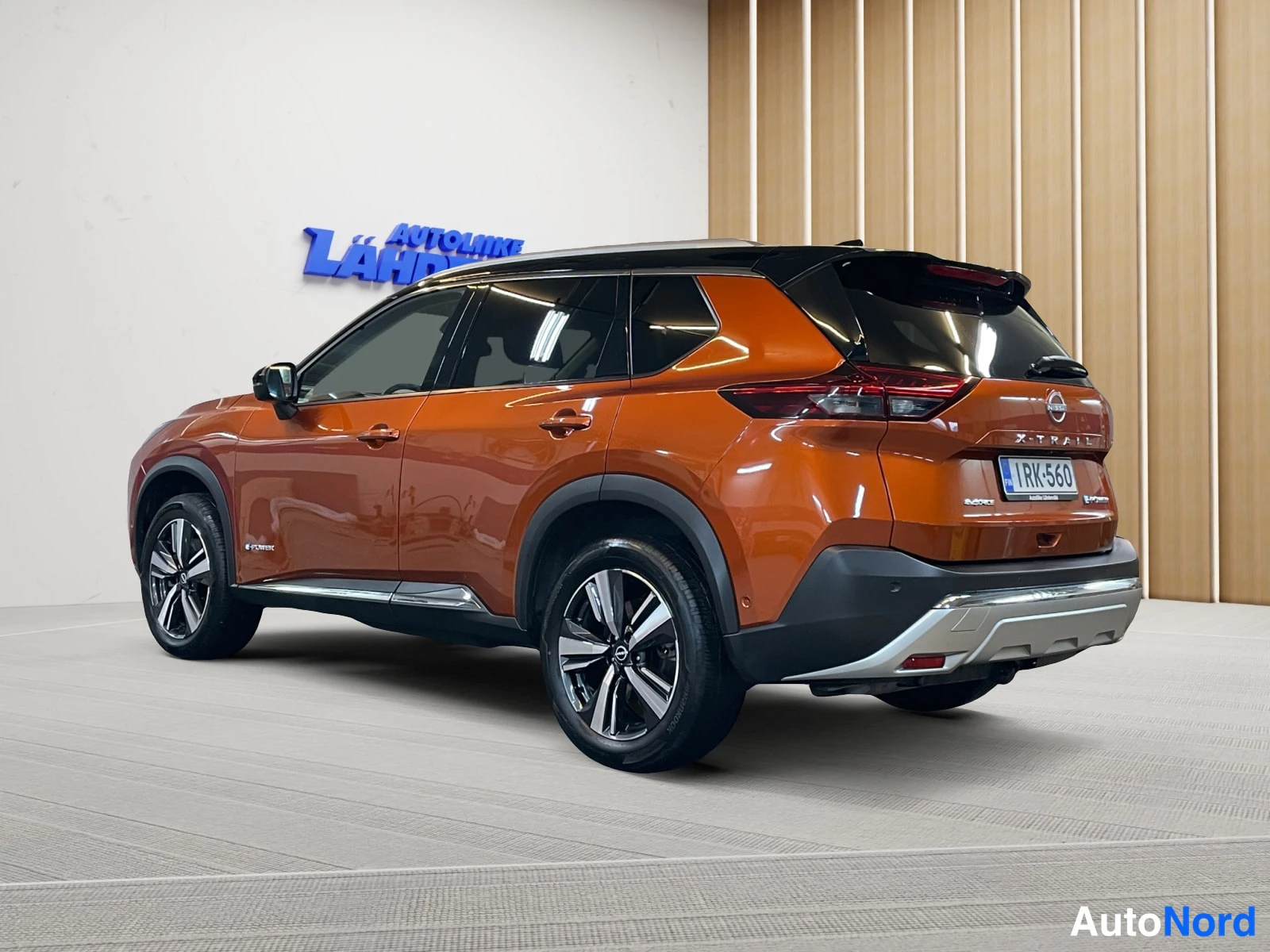 Oranssi Nissan X-Trail 2023, takaviisto, kuva 6