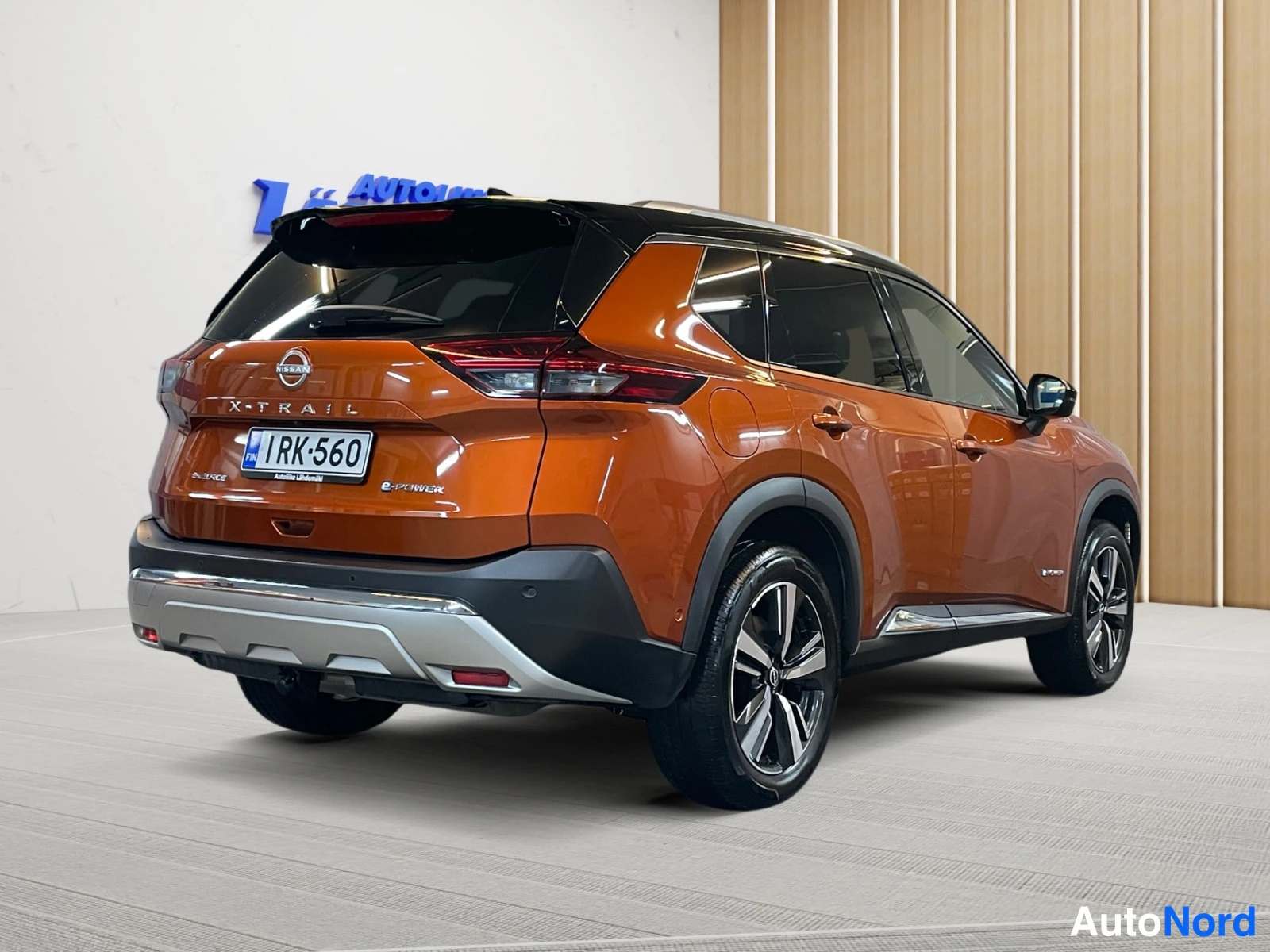Oranssi Nissan X-Trail 2023, takaviisto, kuva 7