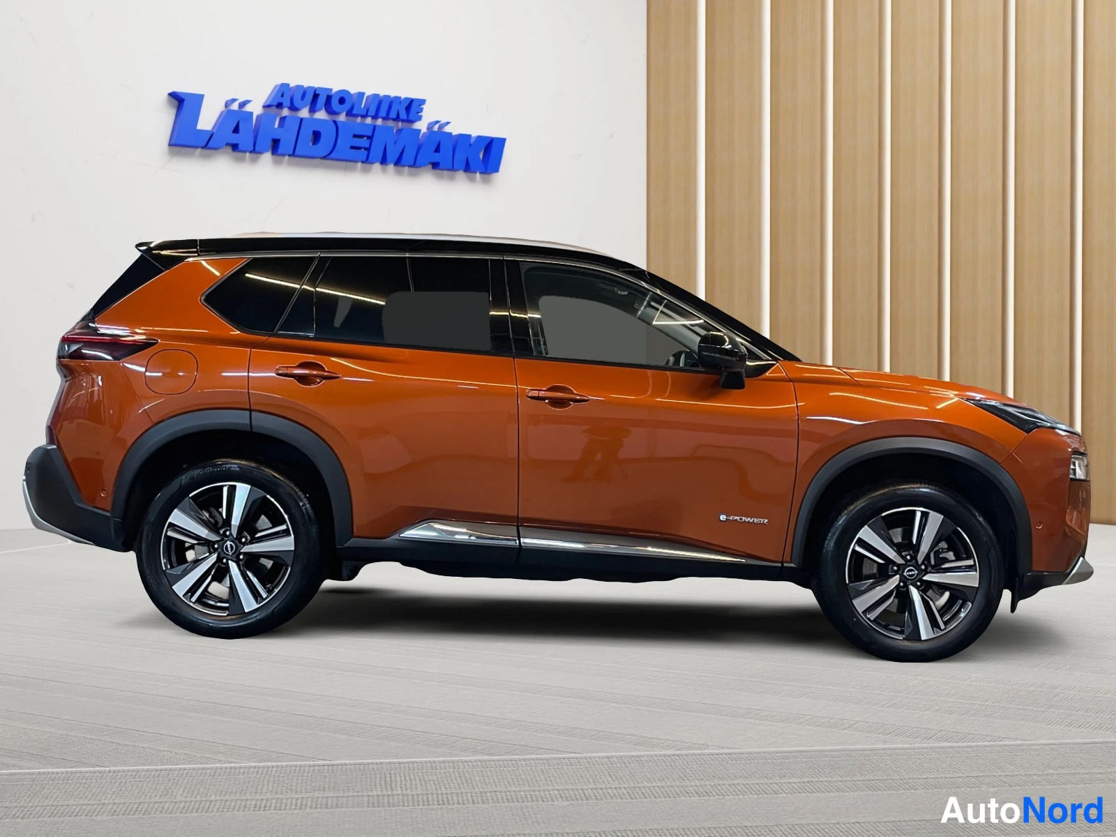 Oranssi Nissan X-Trail 2023, sivulta, kuva 5