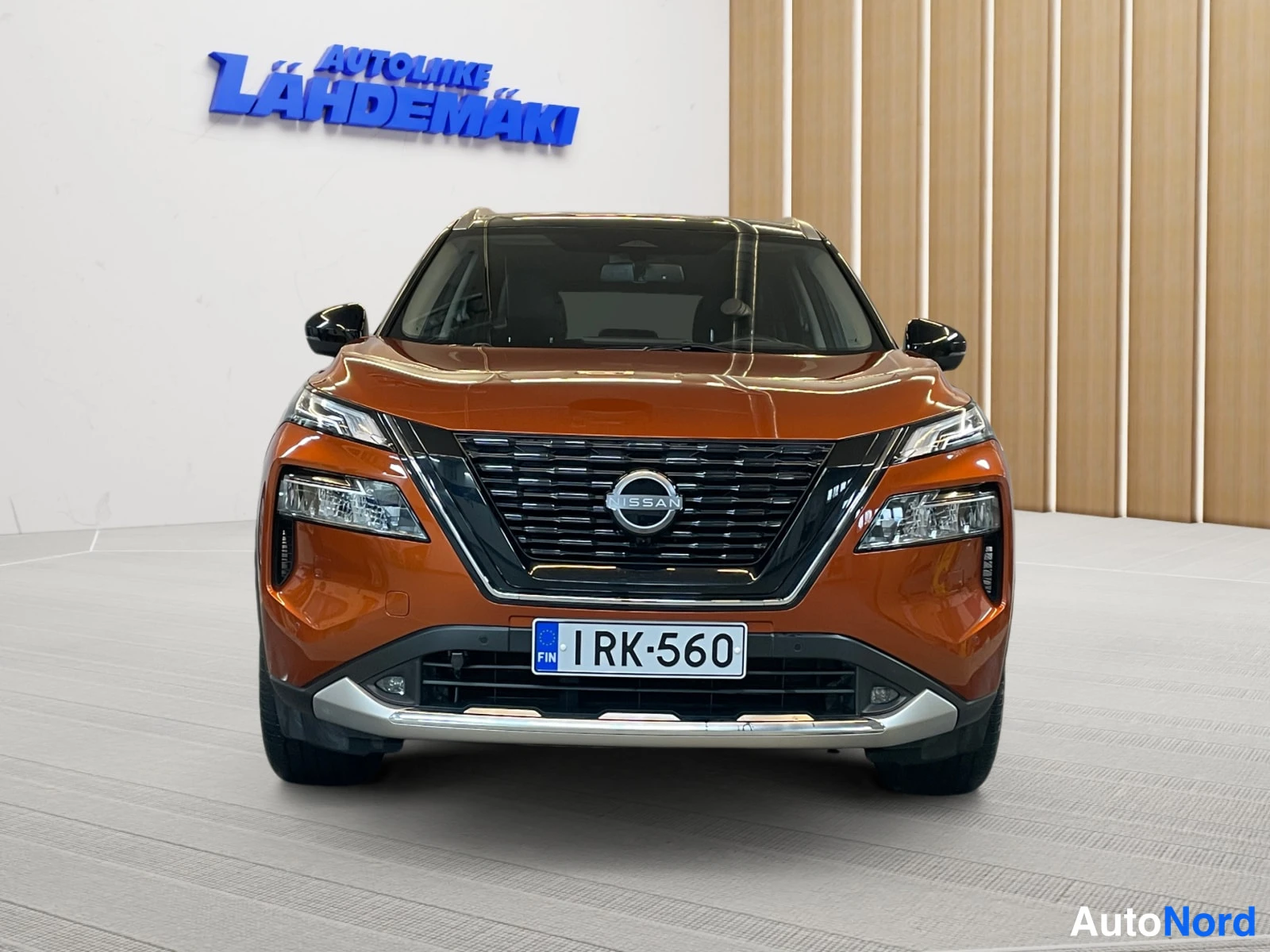 Oranssi Nissan X-Trail 2023, edestä, kuva 3