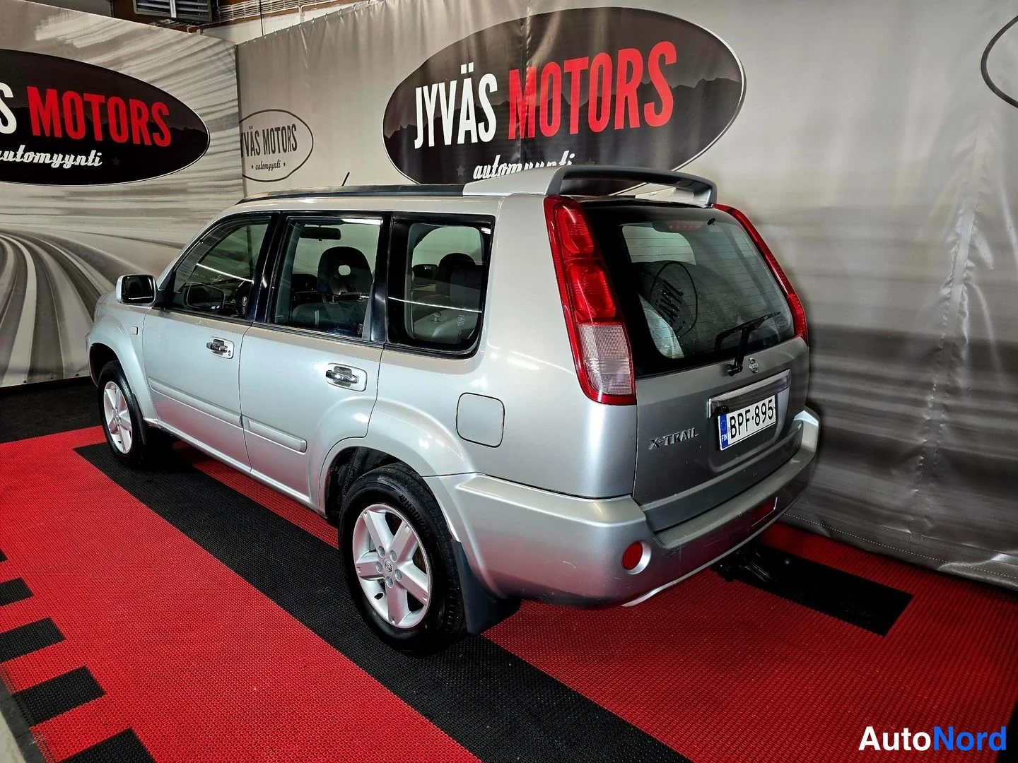 Silver Nissan X-TRAIL 2004, rear three-quarter, photo 4