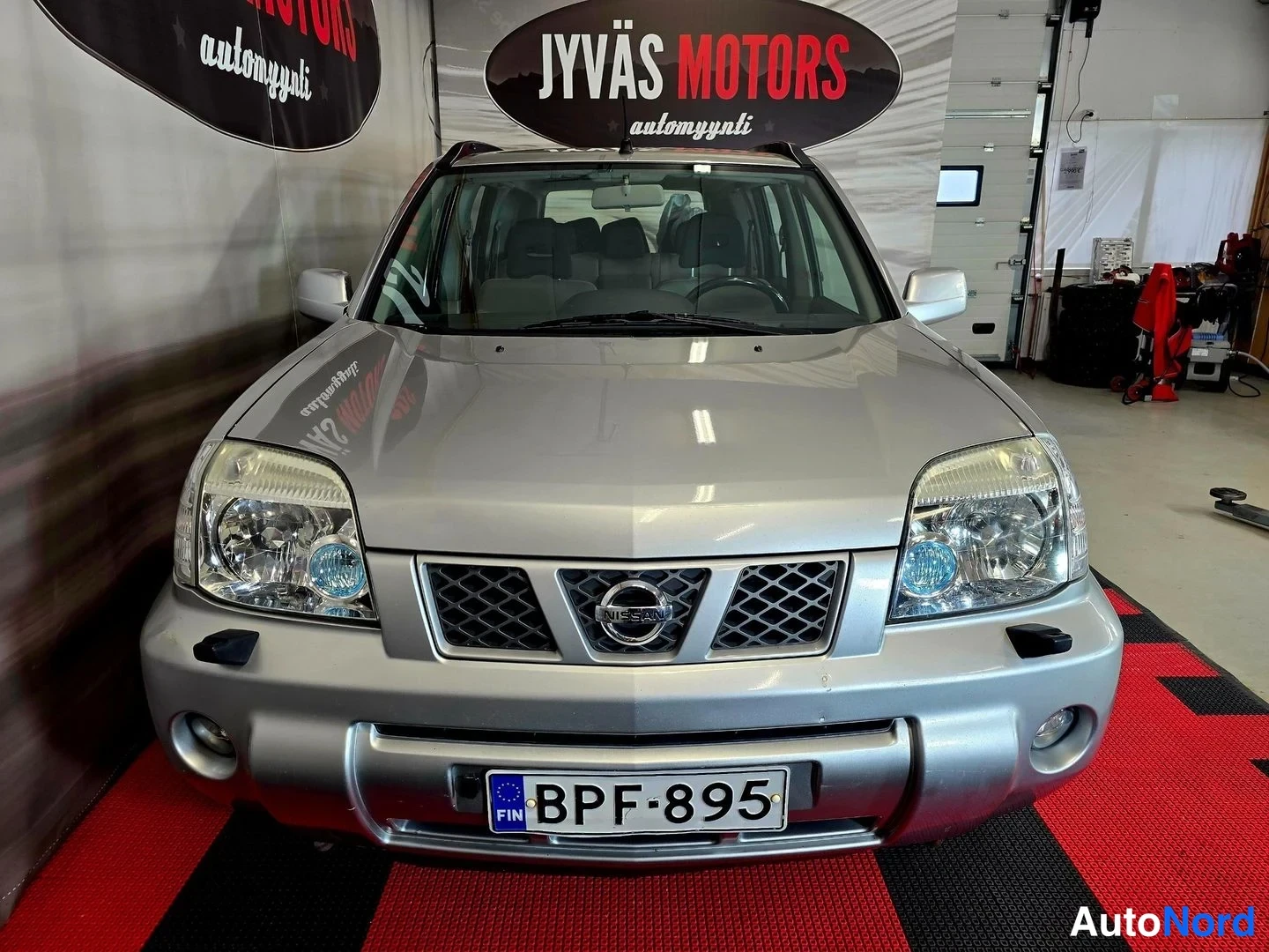 Silver Nissan X-TRAIL 2004, front, photo 3