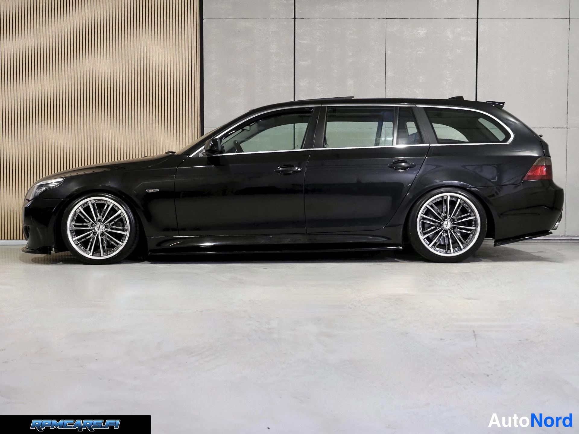 Musta BMW 535d 2005, sivulta, kuva 5