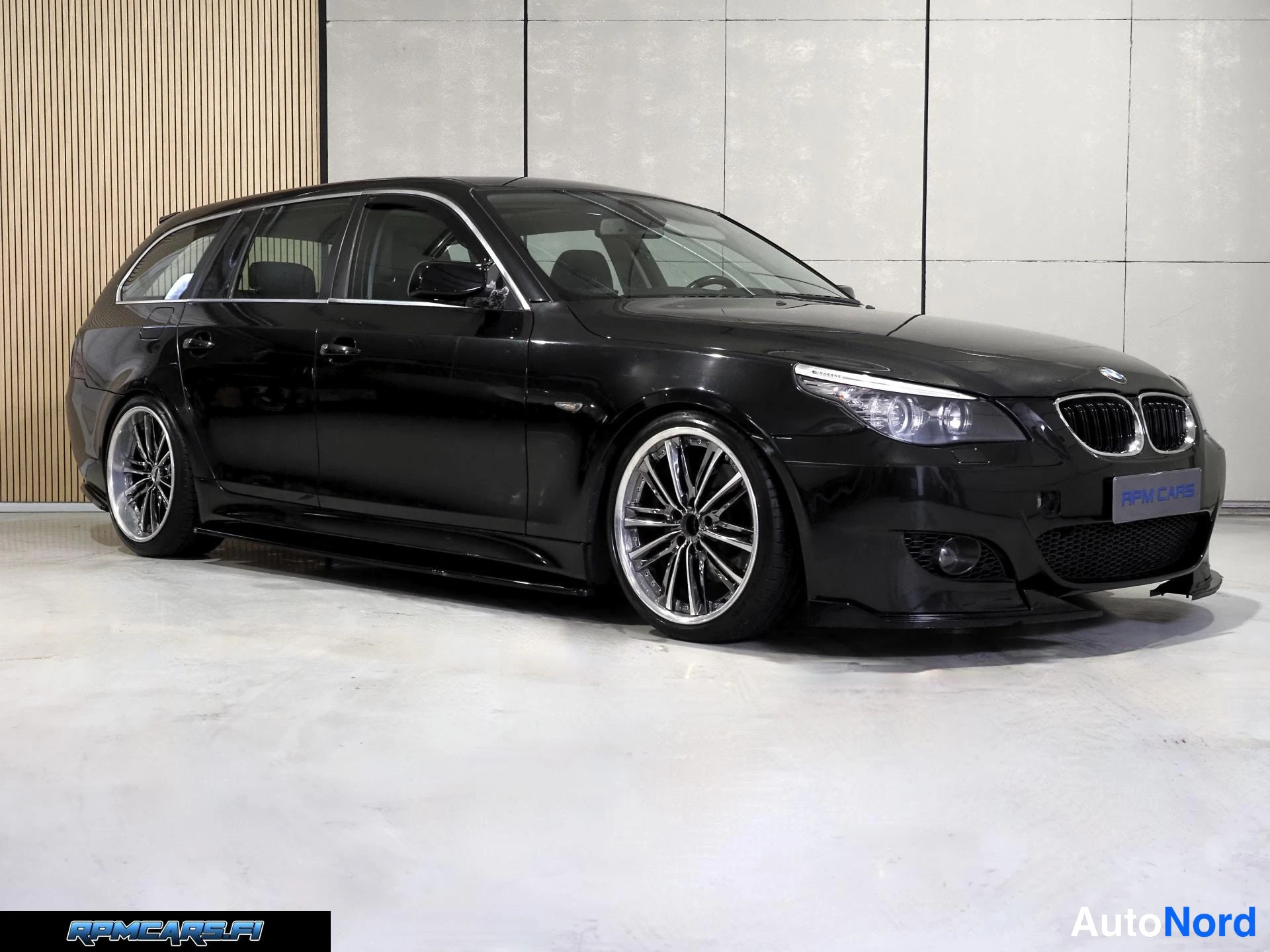 Musta BMW 535d 2005, etuviisto, keula oikealle, kuva 2
