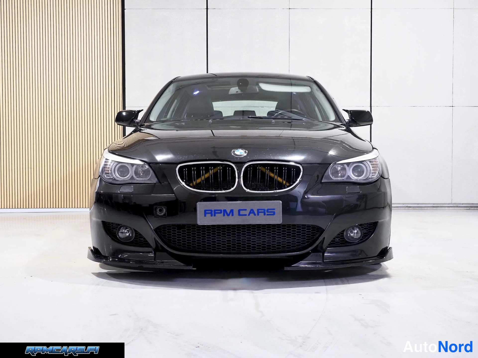 Musta BMW 535d 2005, edestä, kuva 3