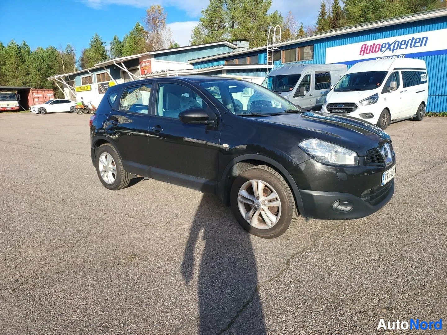 Musta Nissan Qashqai 2013, etuviisto, keula oikealle, kuva 3