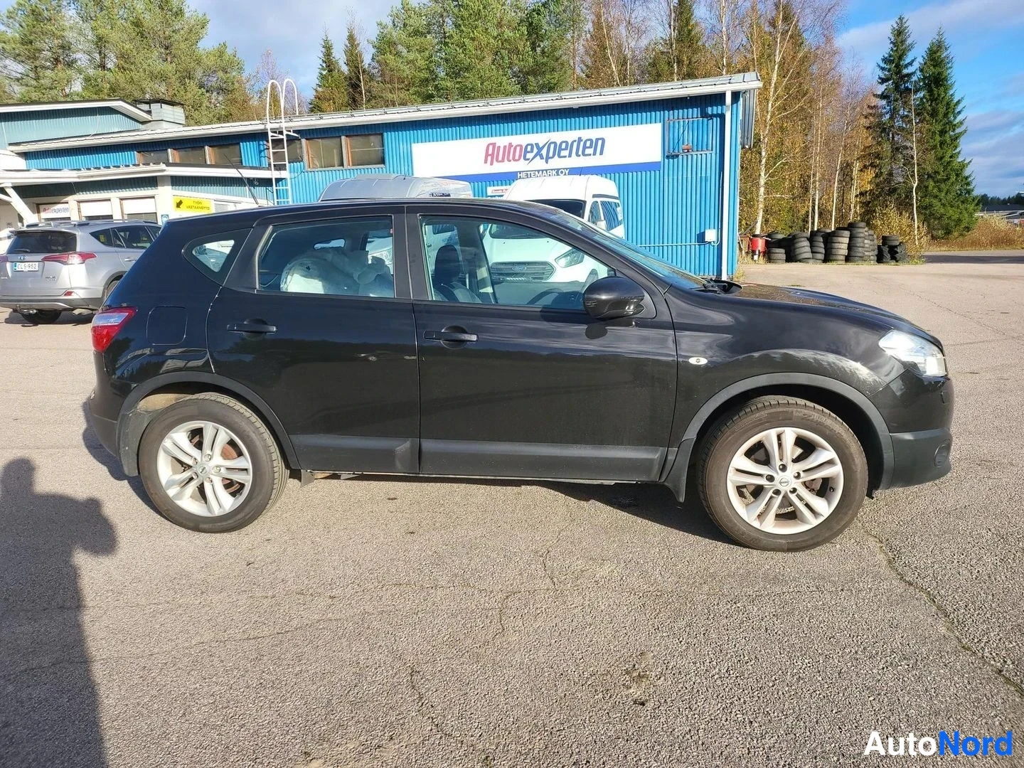 Musta Nissan Qashqai 2013, etuviisto, keula oikealle, kuva 4