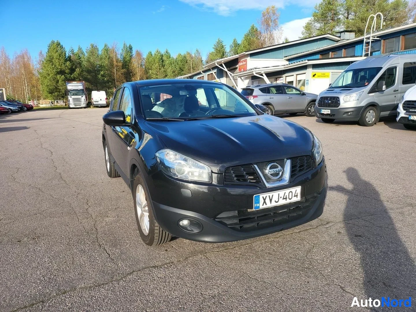 Musta Nissan Qashqai 2013, etuviisto, keula oikealle, kuva 5