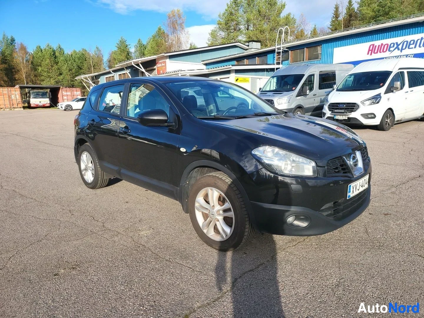 Musta Nissan Qashqai 2013, etuviisto, keula oikealle, kuva 6