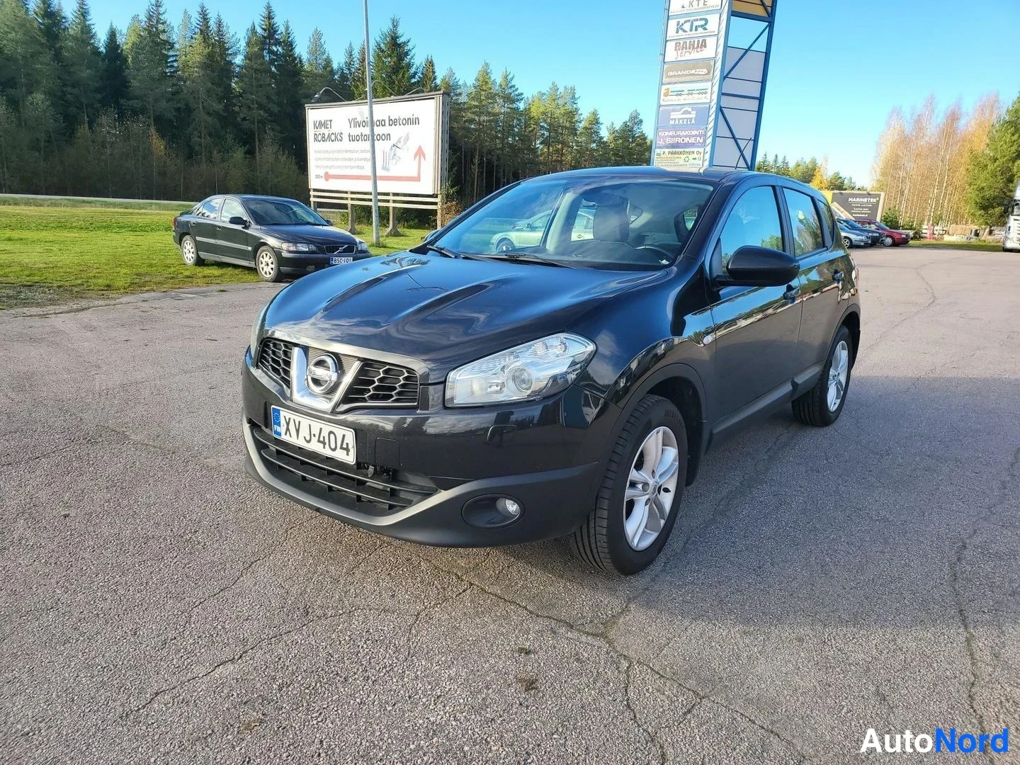 Musta Nissan Qashqai 2013, etuviisto, keula vasemmalle, kuva 2