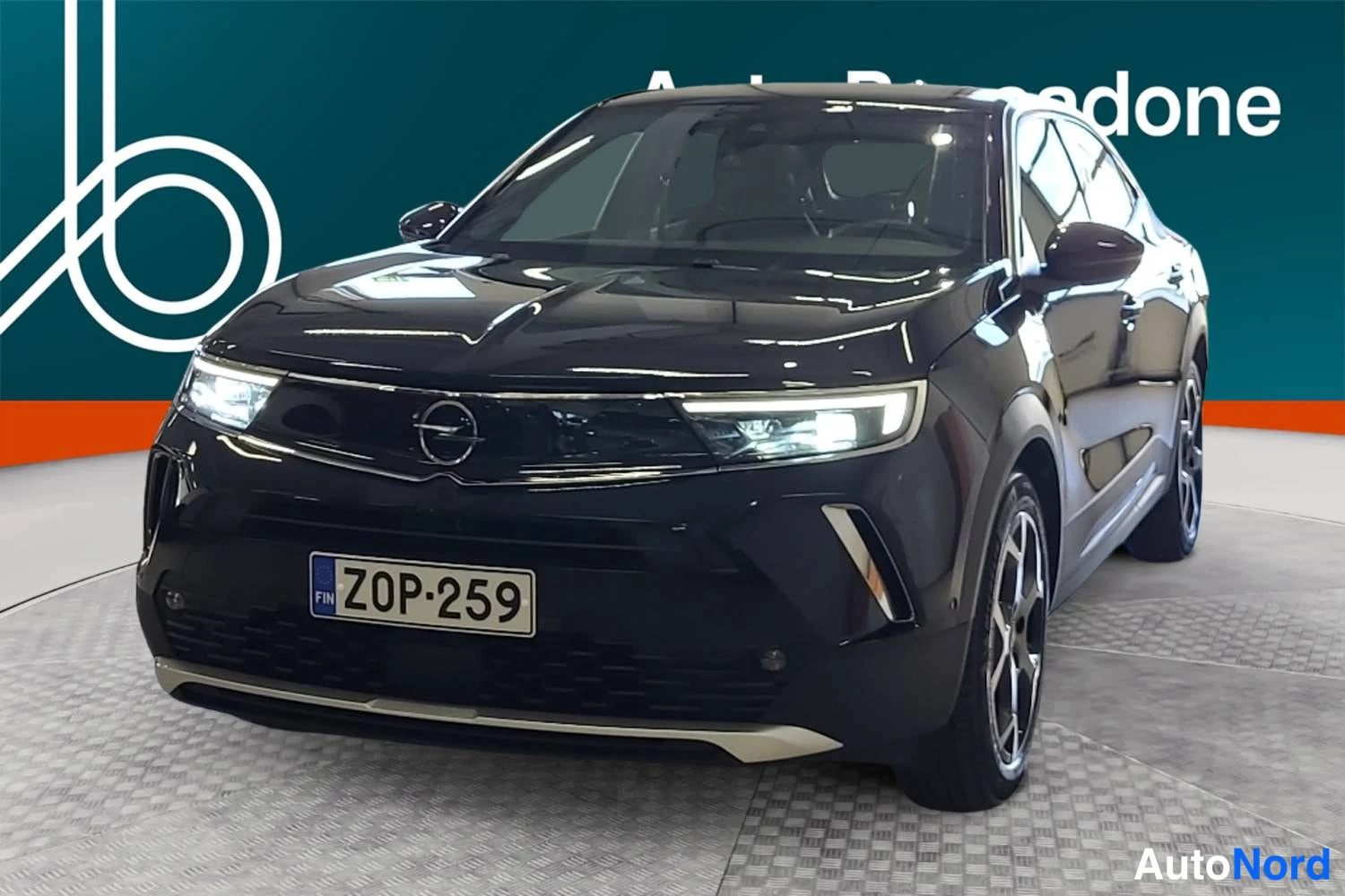 Musta Opel Mokka 2021, etuviisto, keula vasemmalle, kuva 2