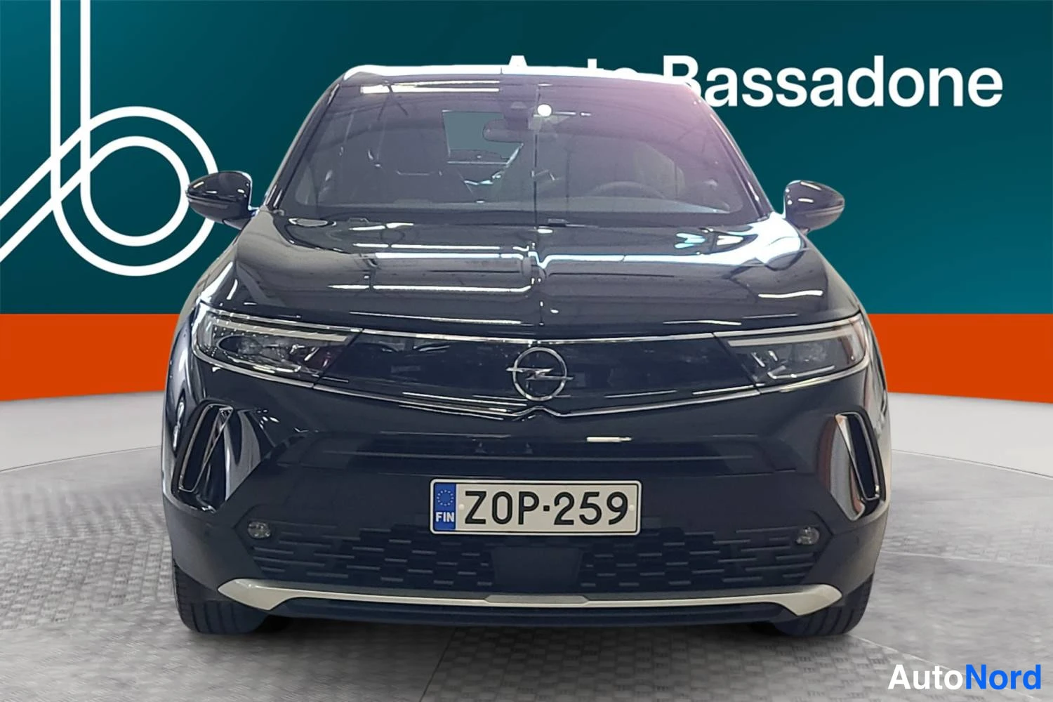 Musta Opel Mokka 2021, edestä, kuva 4