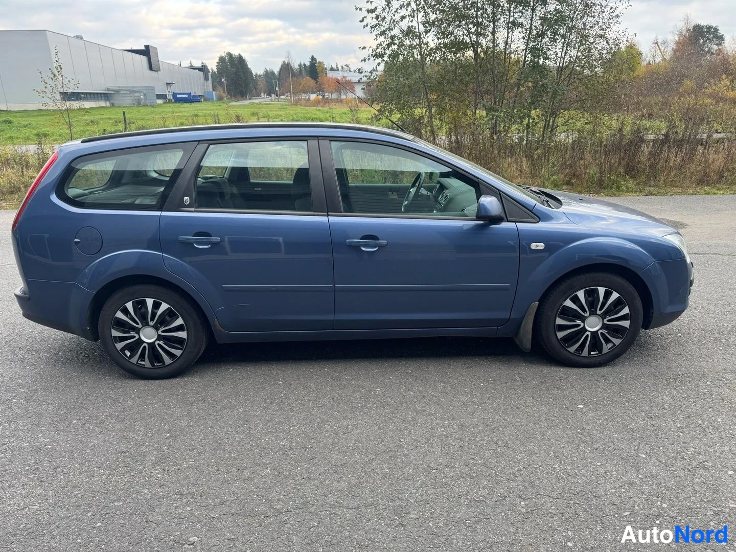 Sininen Ford Focus 2005, sivulta, kuva 5