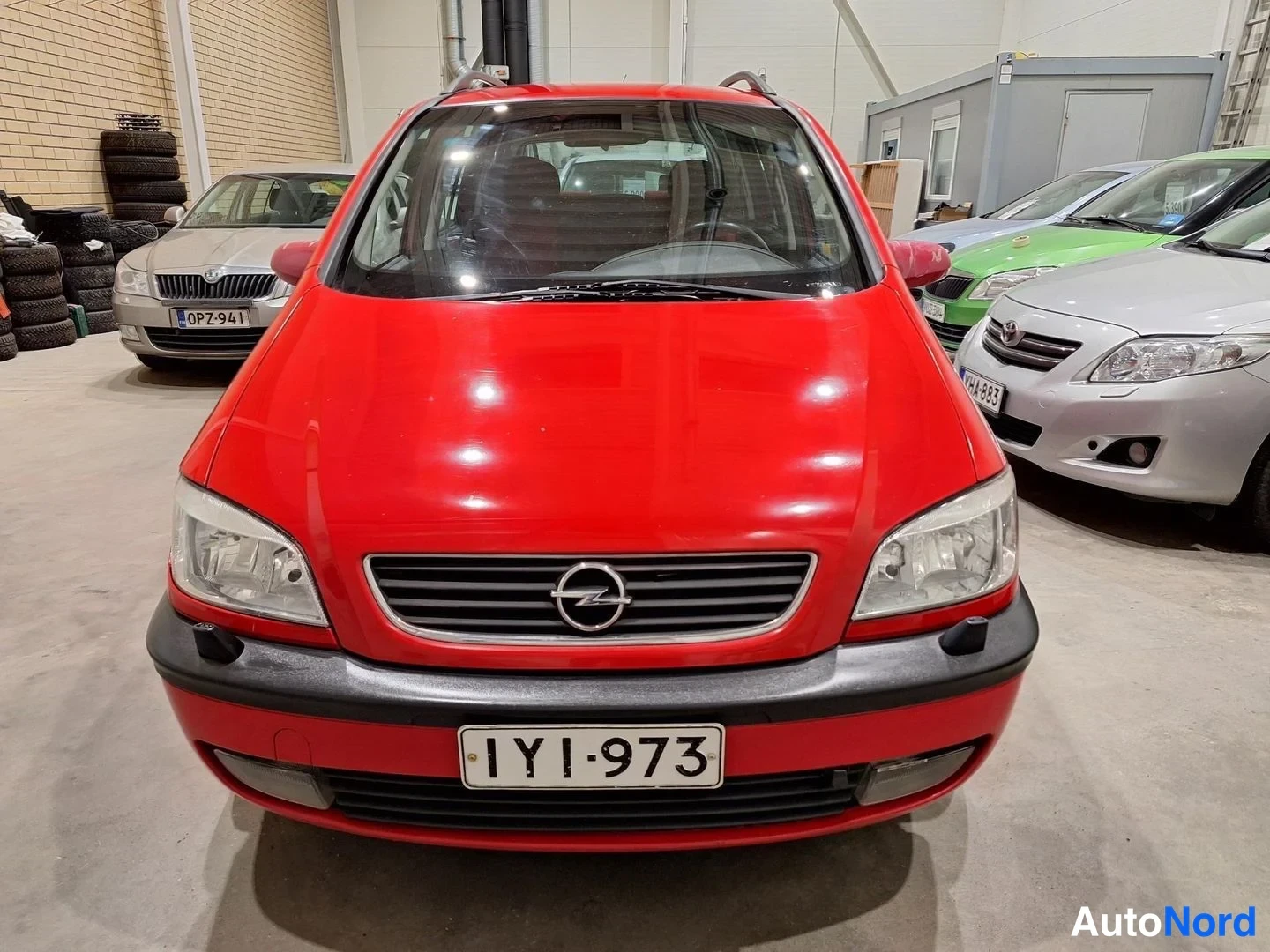 Punainen Opel Zafira 2000, edestä, kuva 3