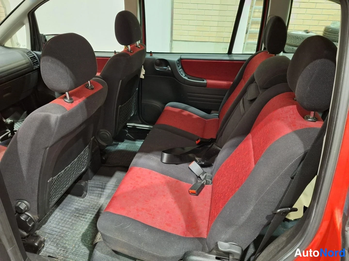 Punainen Opel Zafira 2000, kuva 8
