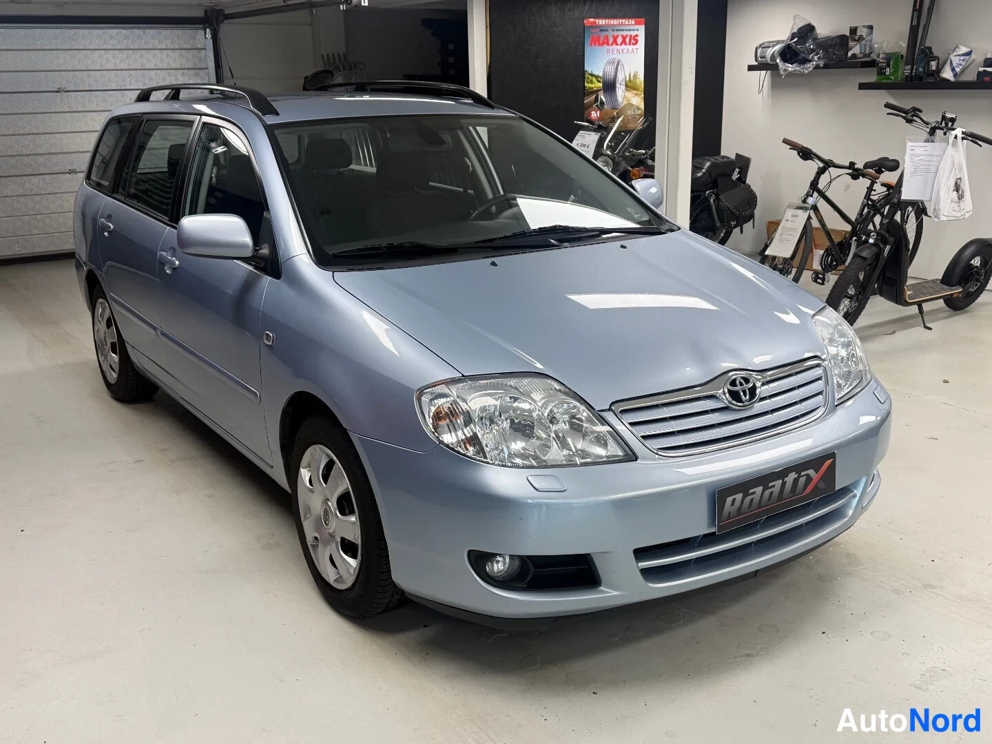 Sininen Toyota Corolla 2004, etuviisto, keula oikealle, kuva 2