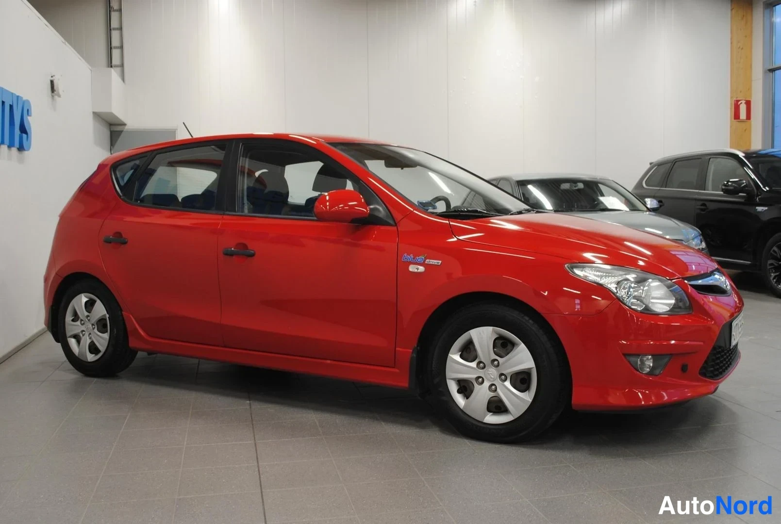 Punainen Hyundai i30 2010, etuviisto, keula oikealle, kuva 2