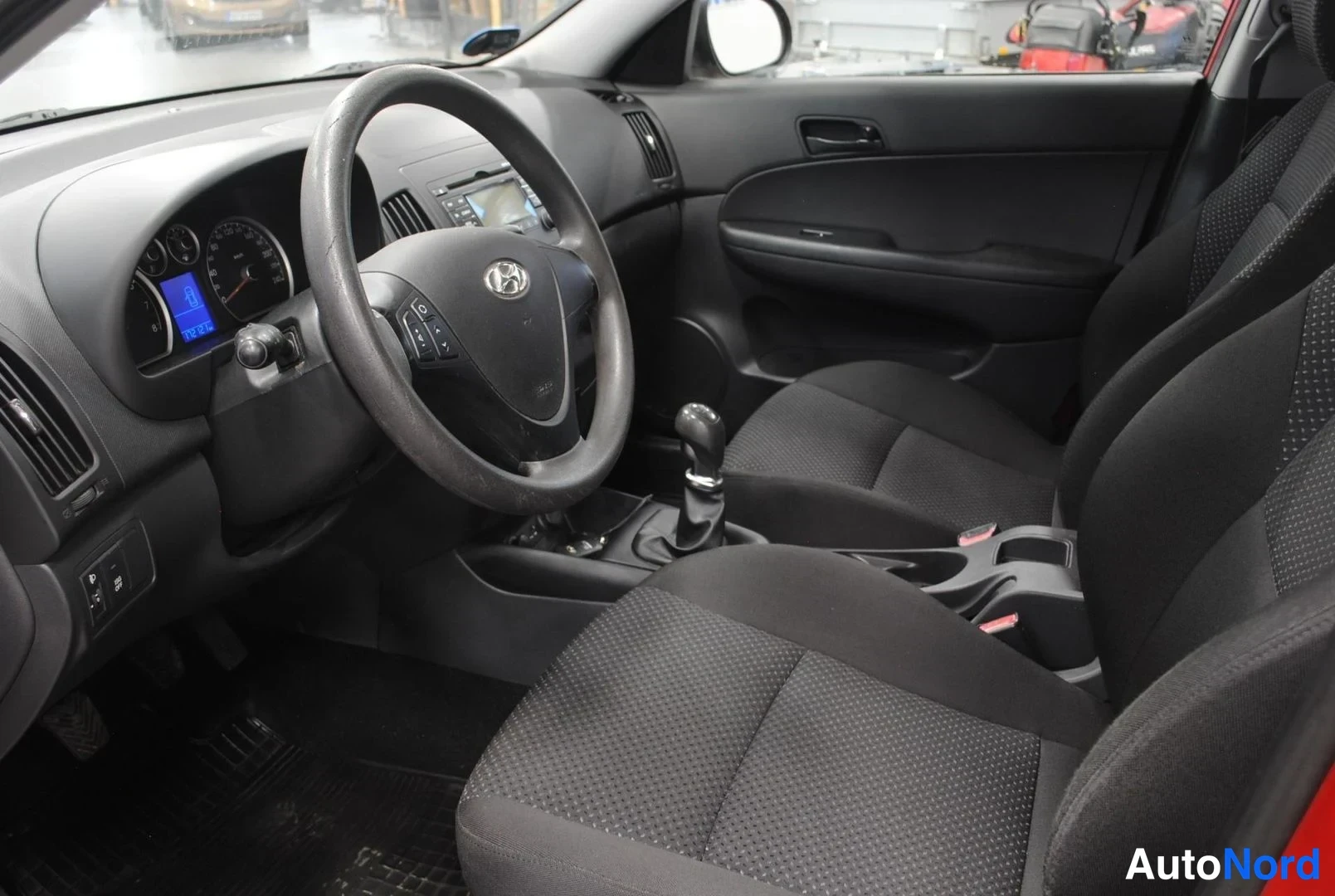 Punainen Hyundai i30 2010, edestä, kuva 4