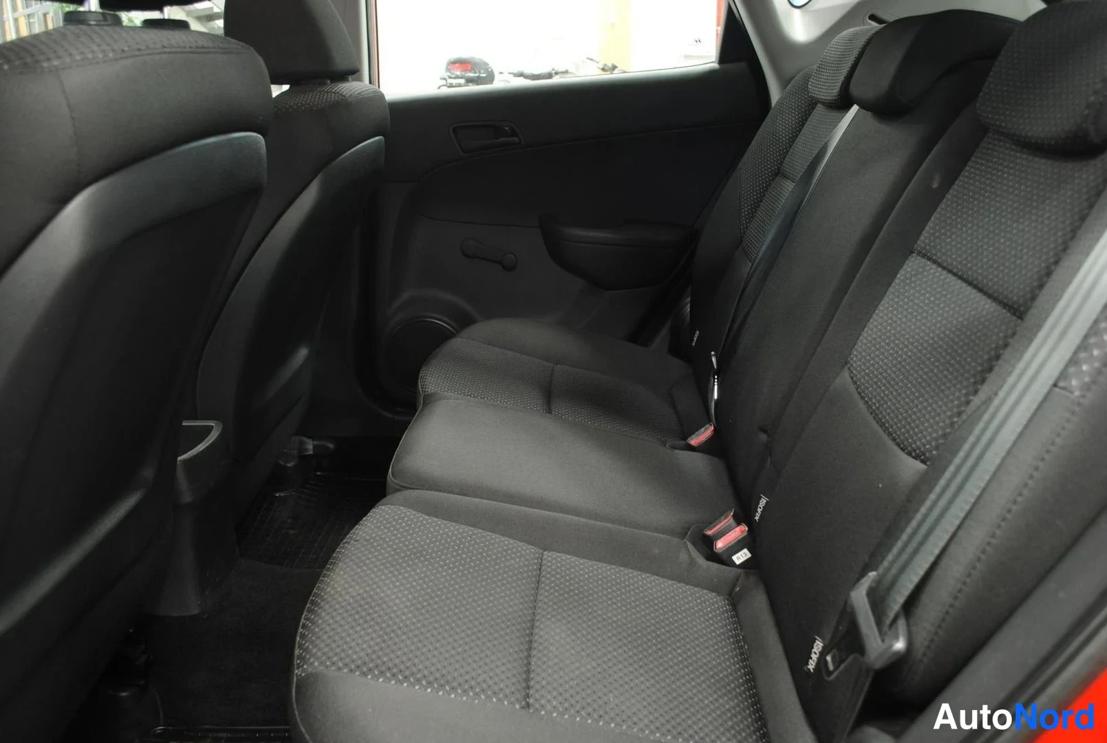 Punainen Hyundai i30 2010, edestä, kuva 5
