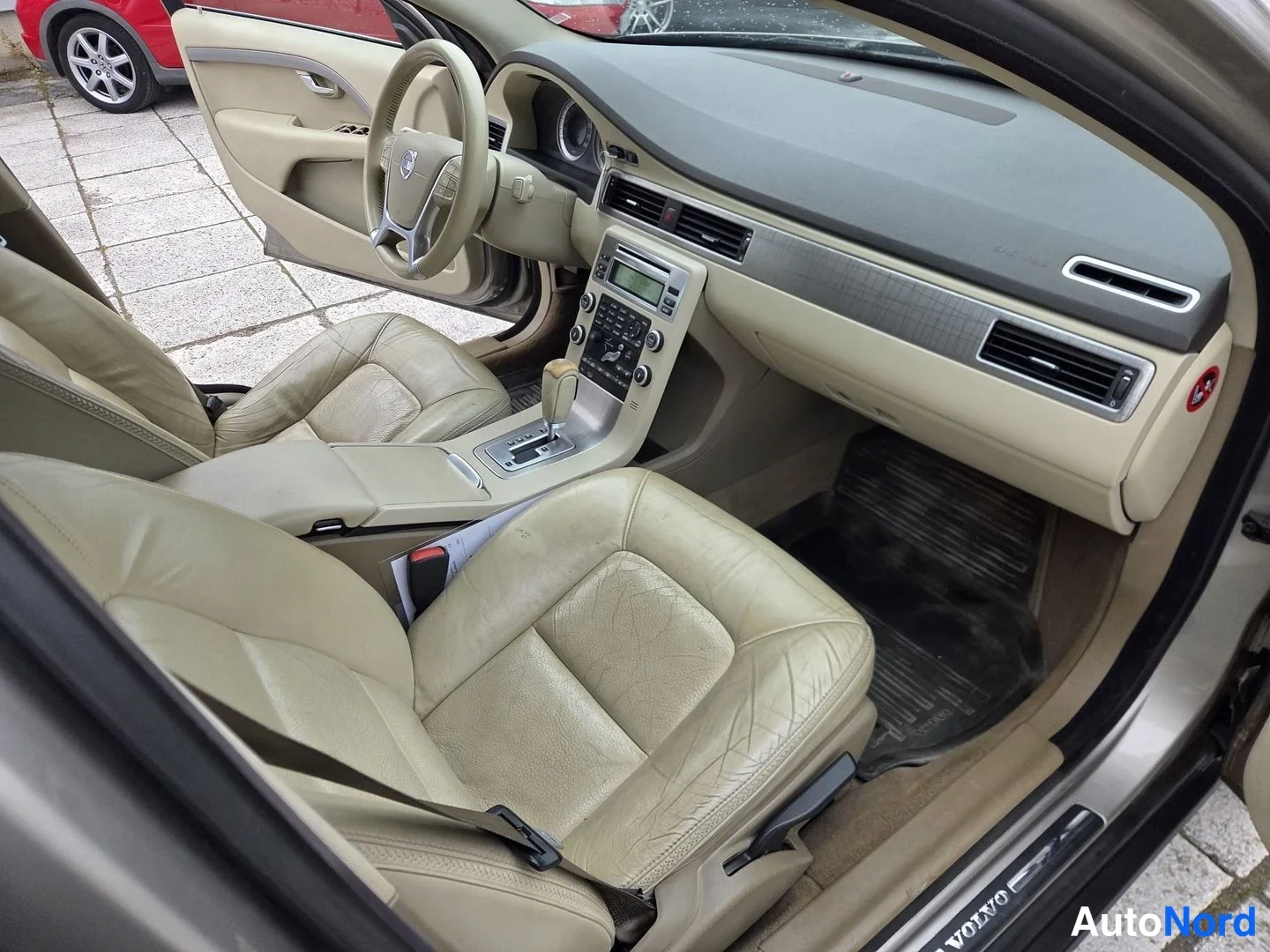 Beige Volvo XC70 2010, etuistuimet, kuva 9