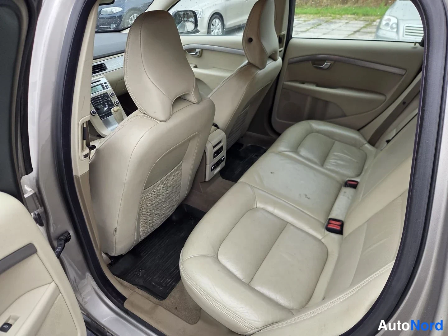 Beige Volvo XC70 2010, takaistuimet, kuva 10