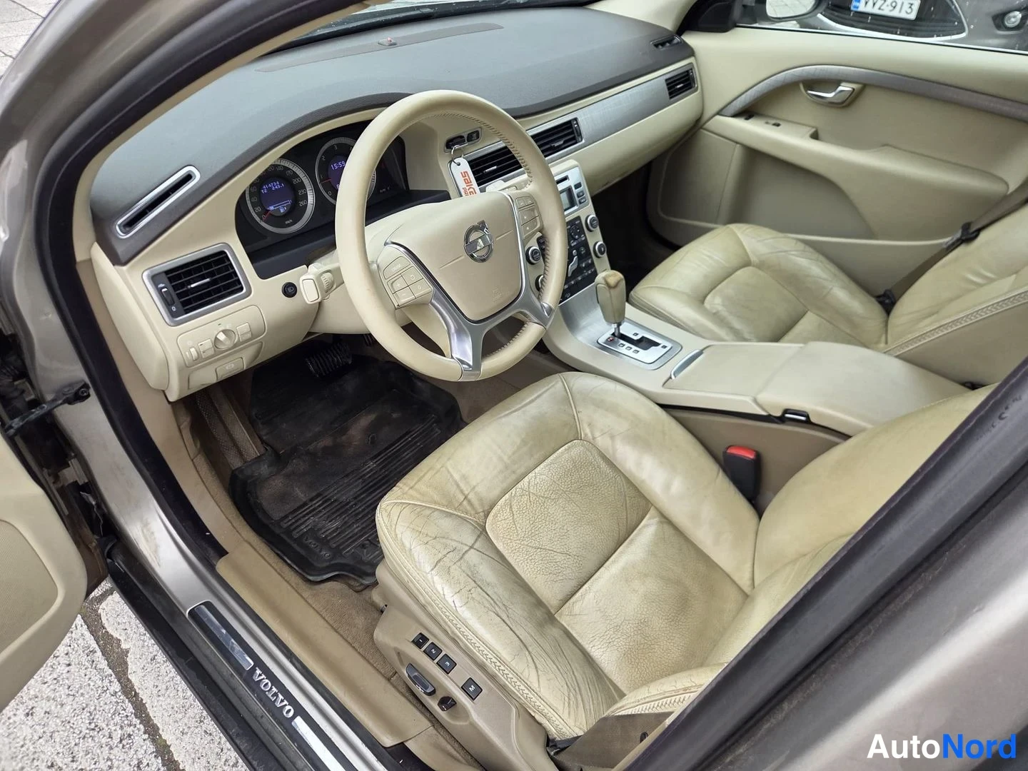 Beige Volvo XC70 2010, ohjaamo, kuva 7