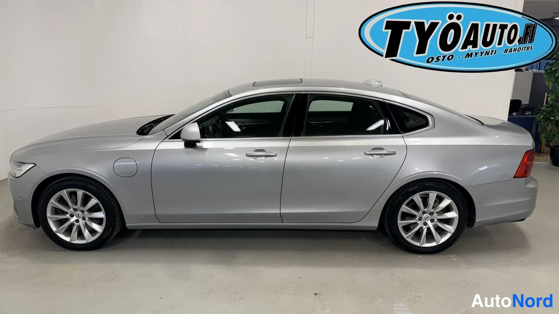 Harmaa Volvo S90 2018, sivulta, kuva 3