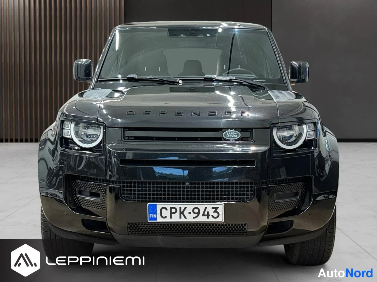 Musta Land Rover Defender 110 2022, edestä, kuva 2