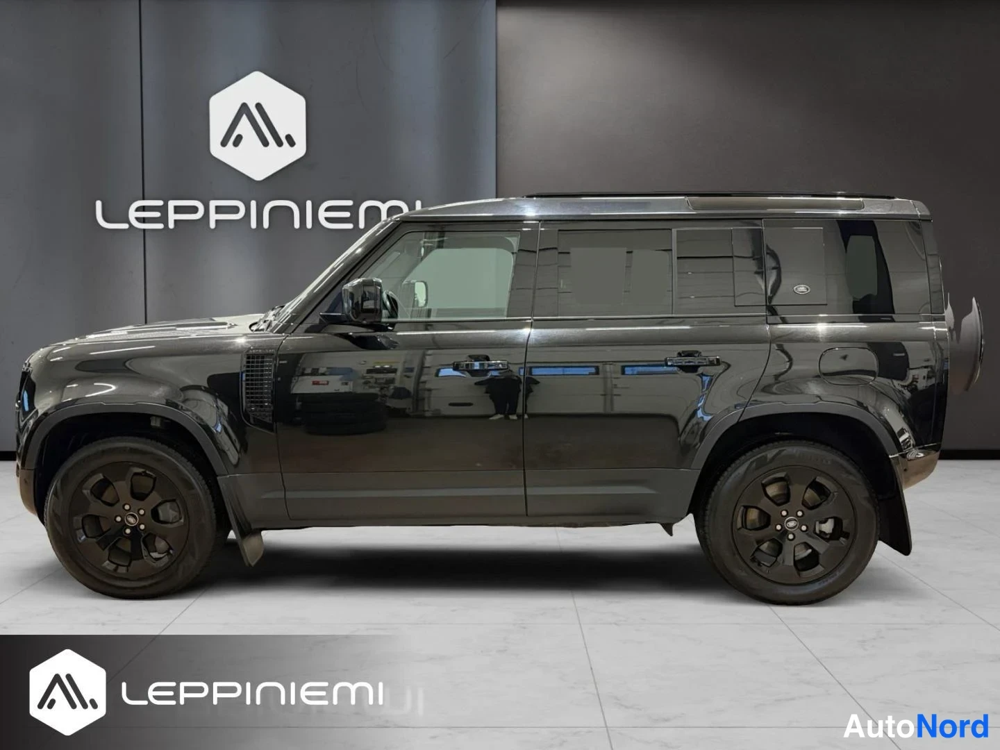 Musta Land Rover Defender 110 2022, sivulta, kuva 3