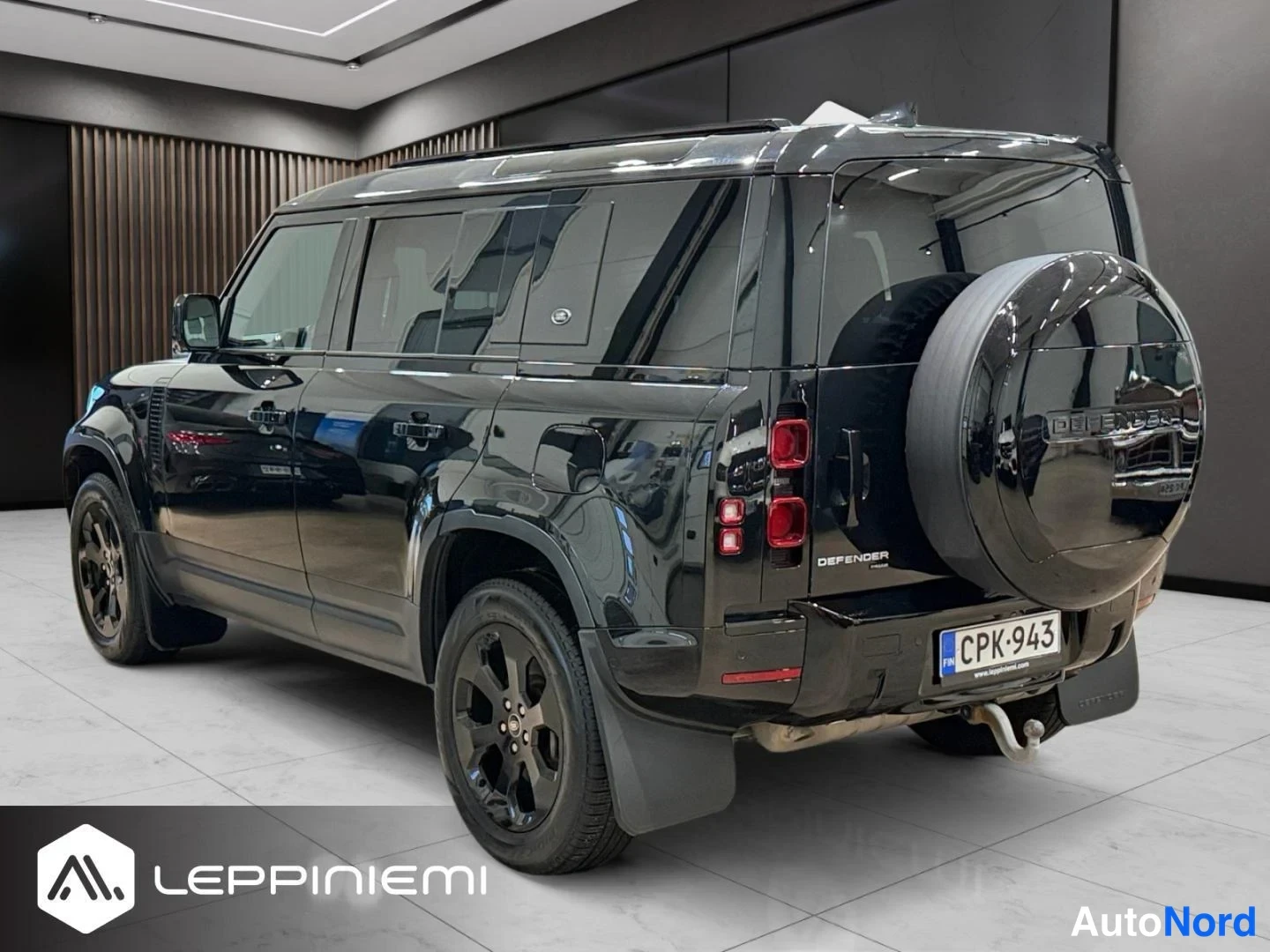 Musta Land Rover Defender 110 2022, takaviisto, kuva 5