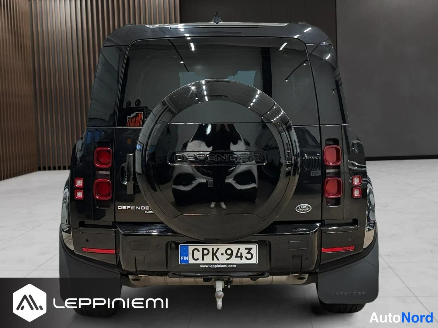 Musta Land Rover Defender 110 2022, takaa, kuva 7