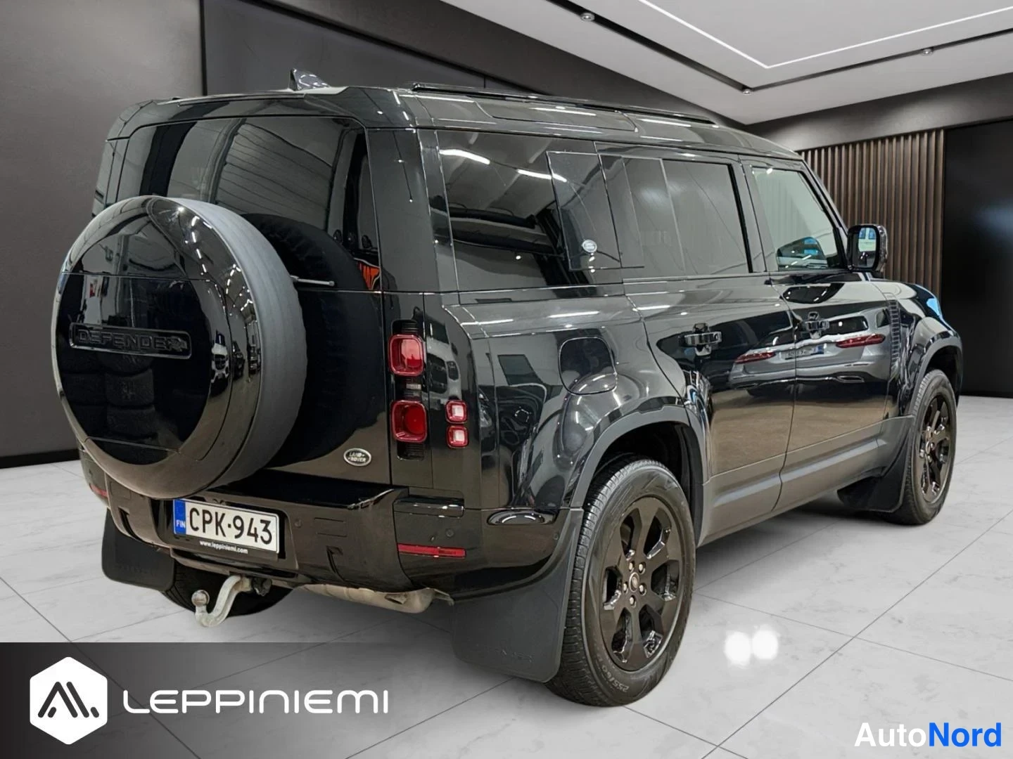 Musta Land Rover Defender 110 2022, takaviisto, kuva 6