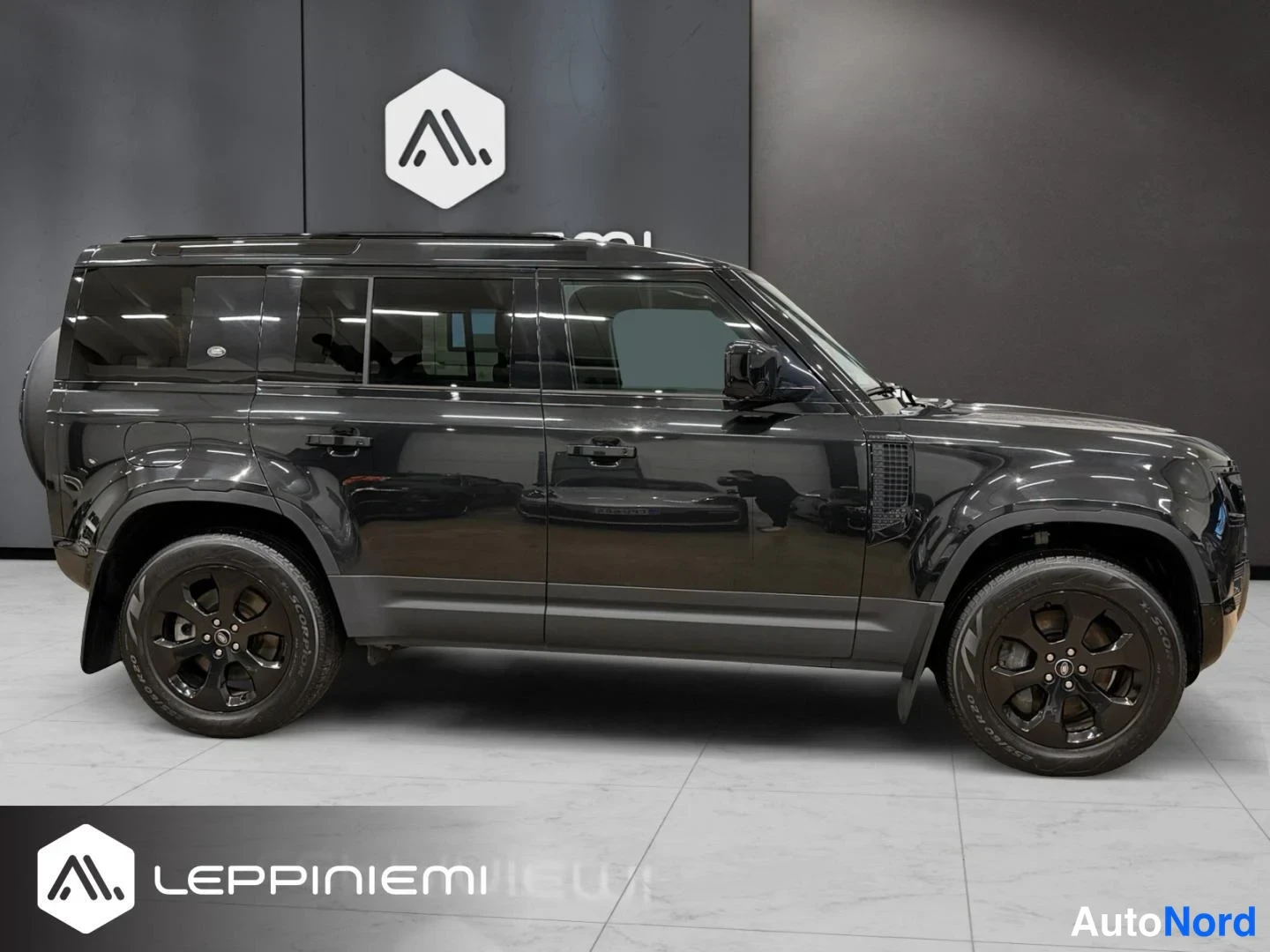 Musta Land Rover Defender 110 2022, sivulta, kuva 4
