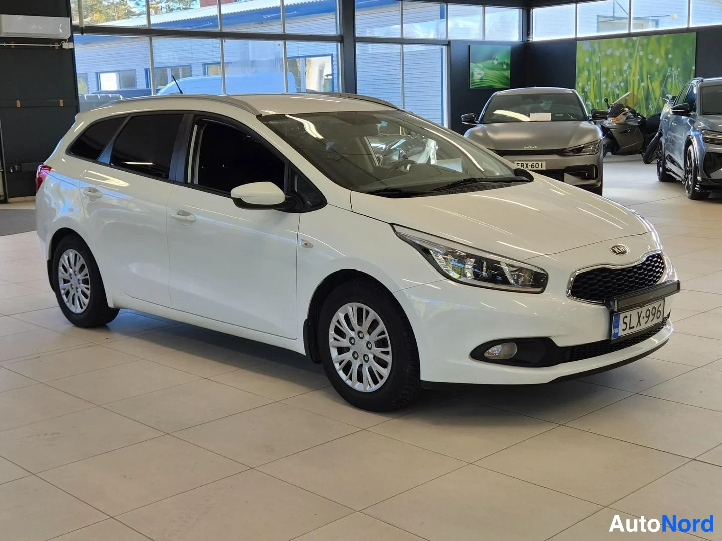 Valkoinen Kia Ceed 2015, etuviisto, keula oikealle, kuva 3