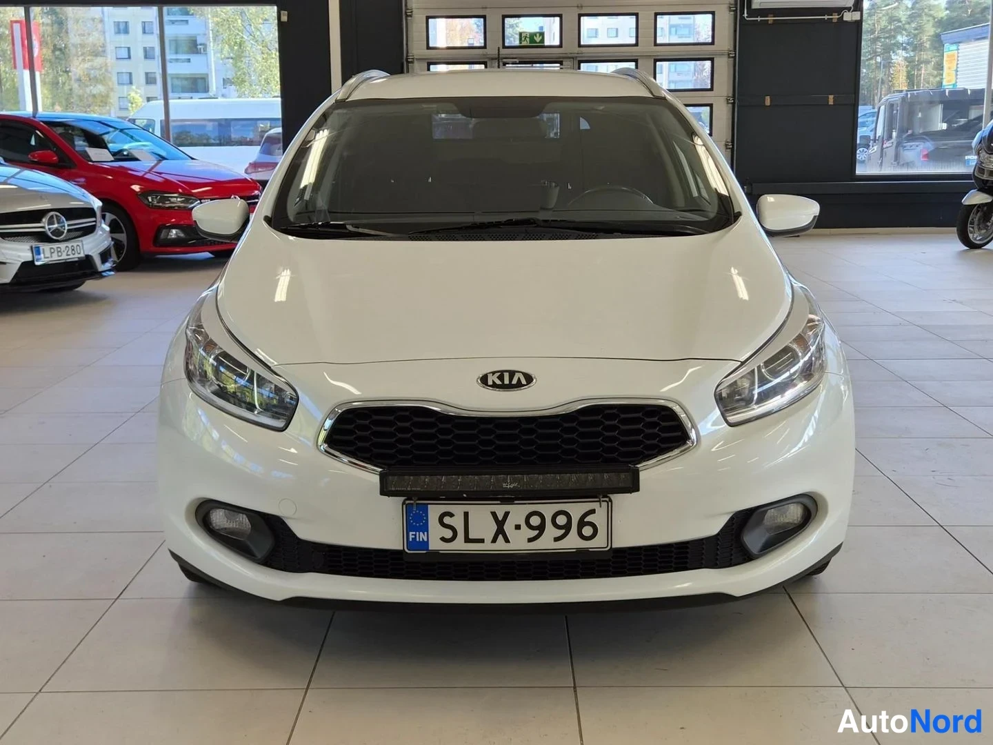 Valkoinen Kia Ceed 2015, edestä, kuva 5