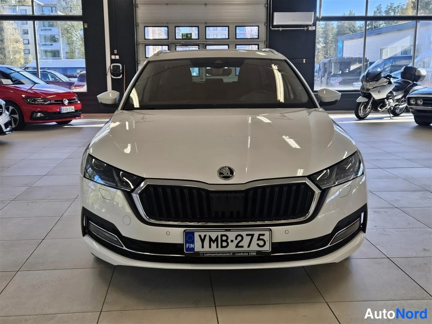 Valkoinen Skoda Octavia 2023, edestä, kuva 3