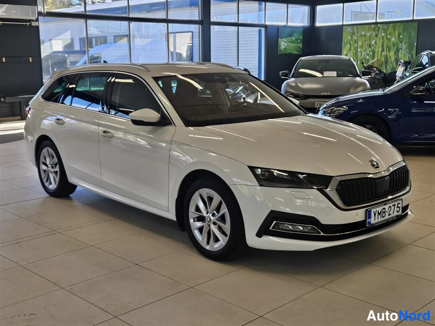 Valkoinen Skoda Octavia 2023, etuviisto, keula oikealle, kuva 2