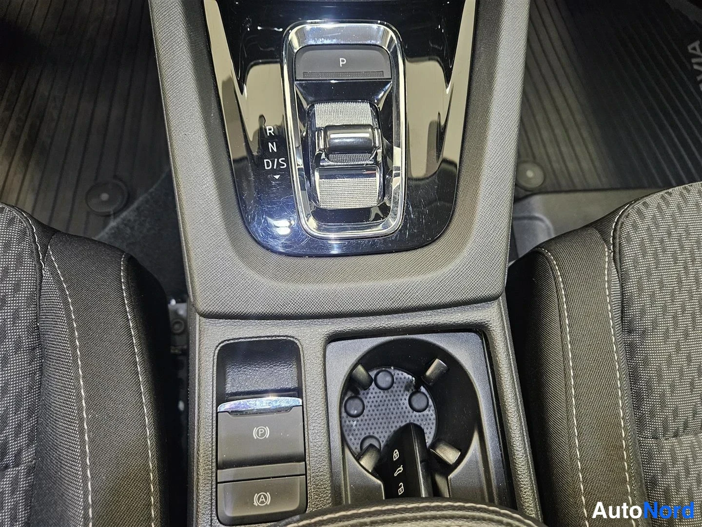 Valkoinen Skoda Octavia 2023, kuva 22