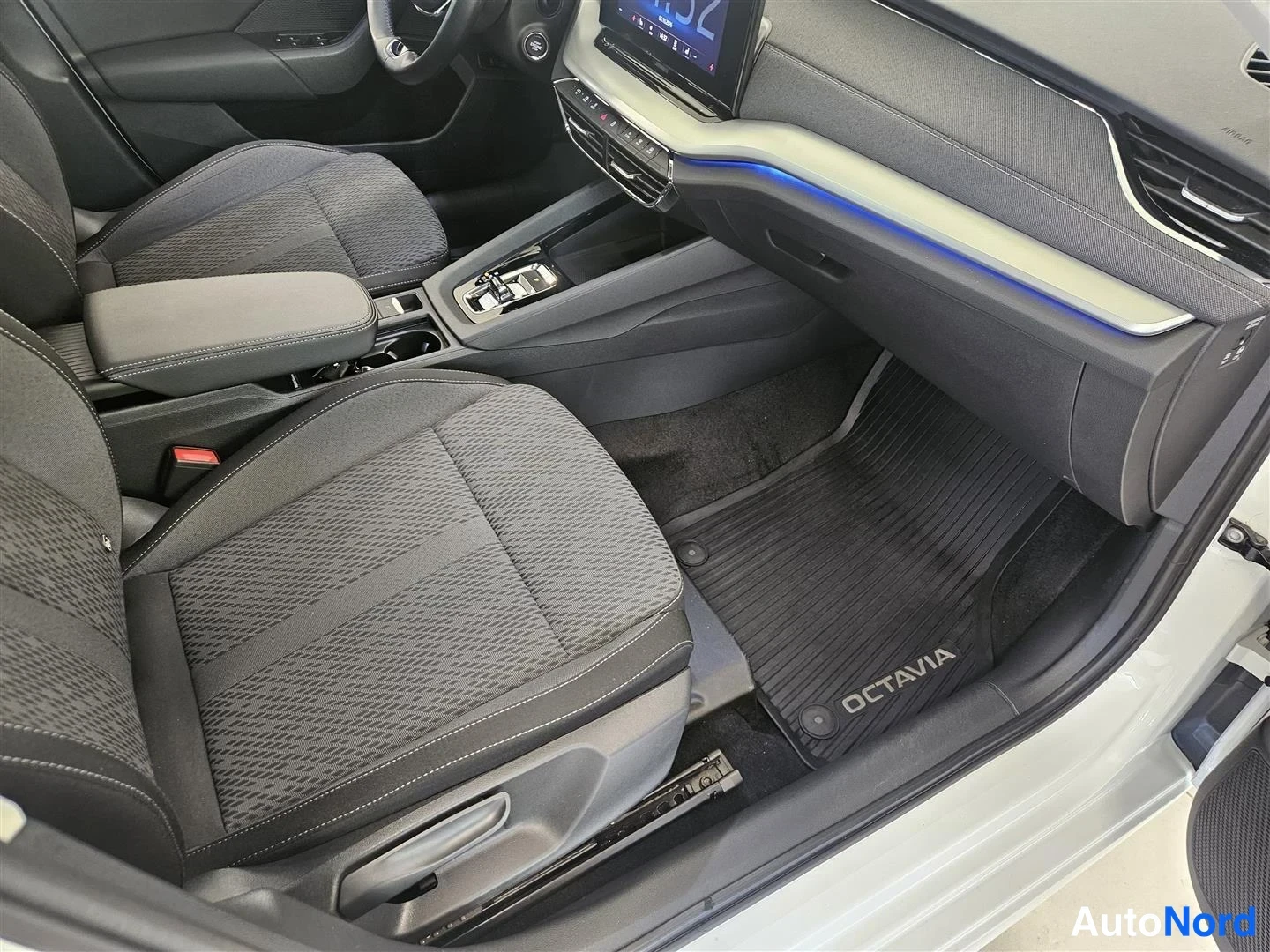 Valkoinen Skoda Octavia 2023, kuva 24