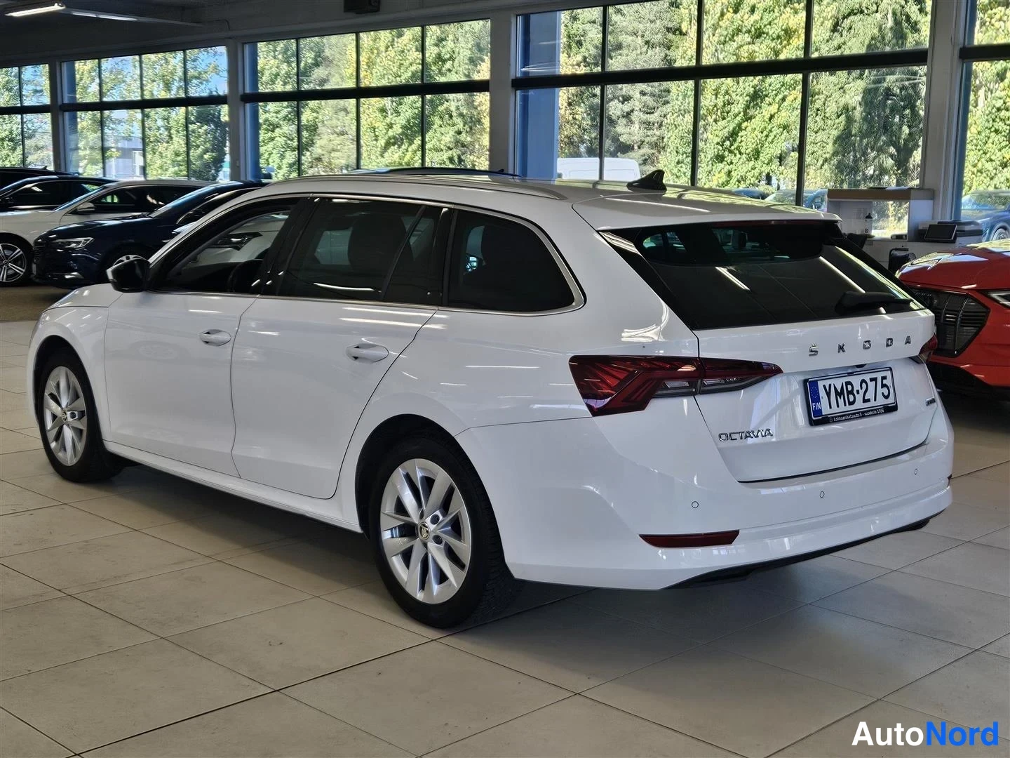 Valkoinen Skoda Octavia 2023, takaviisto, kuva 6