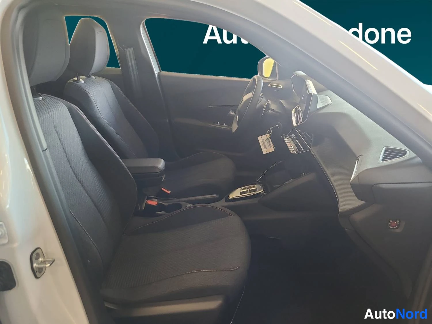 Valkoinen Peugeot 2008 2026, kuva 15