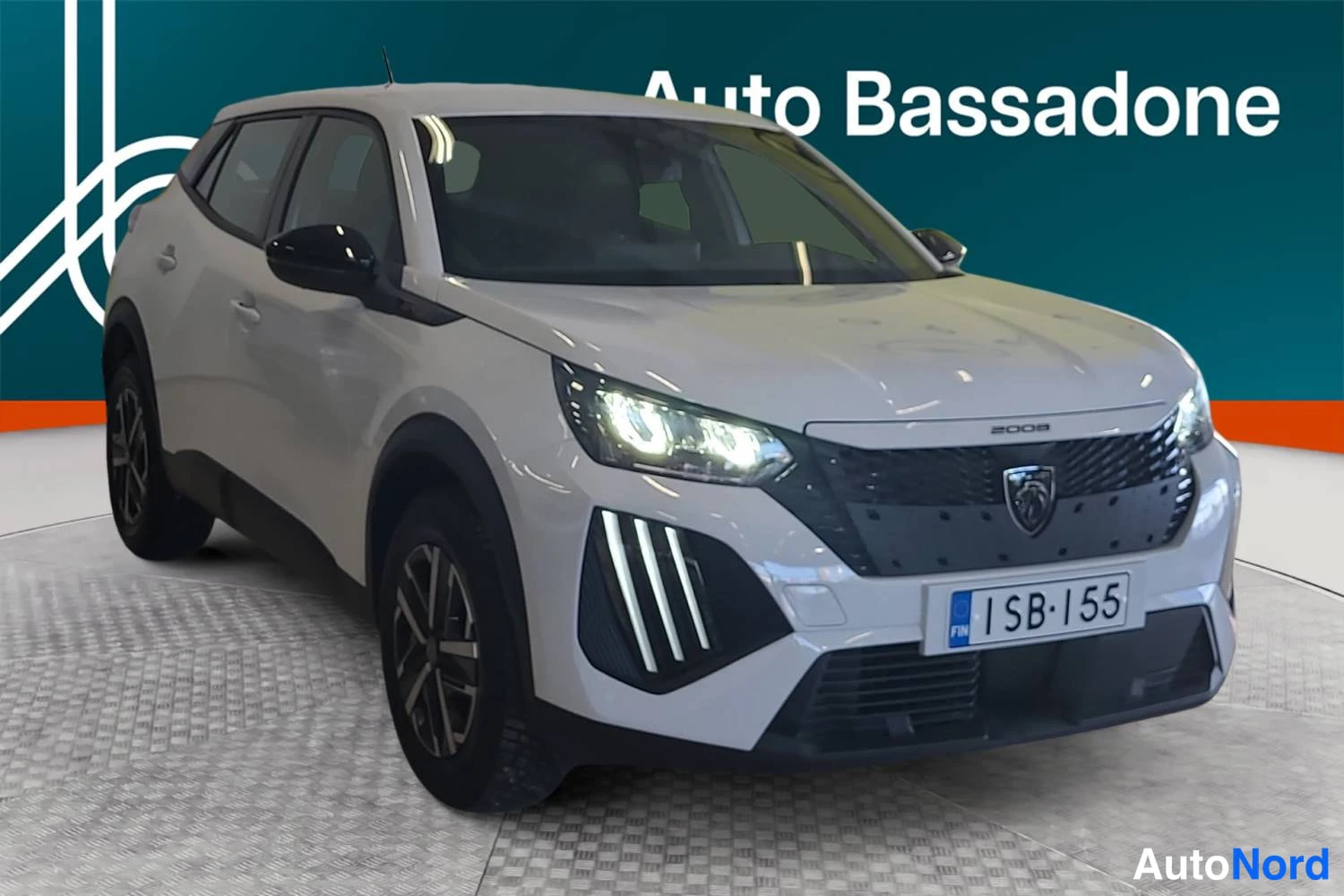 Valkoinen Peugeot 2008 2026, etuviisto, keula oikealle, kuva 3