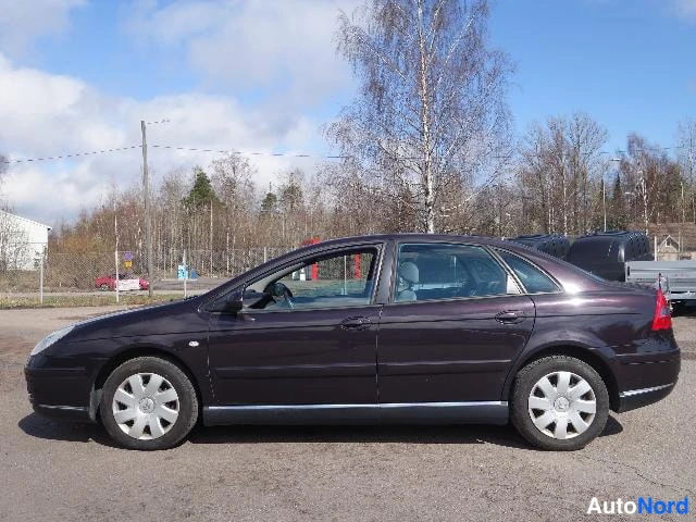 Punainen Citroen C5 2005, sivulta, kuva 6