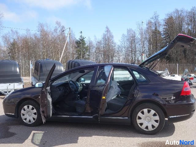 Punainen Citroen C5 2005, etuviisto, keula vasemmalle, kuva 2
