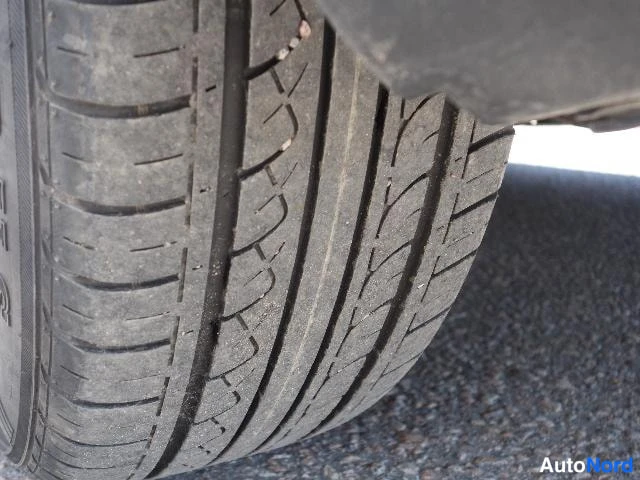 Punainen Citroen C5 2005, yksityiskohta, kuva 19